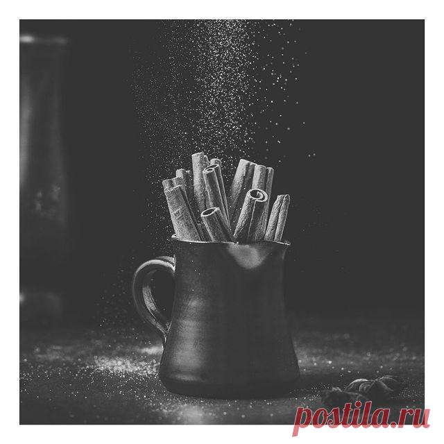 Зимой так приятно вернуться в теплый дом с мягким светом и уютной гостиной, где повсюду разлит чудесный, манящий аромат согревающей душу и тело домашней выпечки: булочек, пряников или яблочного пирога...ммм...🤗Тонкий аромат и неповторимый вкус домашней выпечке, кофе или чаю дарит корица. Одна из самых распространенных и известных специй. #специи #корицавпалочках #ароматнаяспеция #цейлонскаякорица #настоящаякорица #полезныеспеции #wom_еда