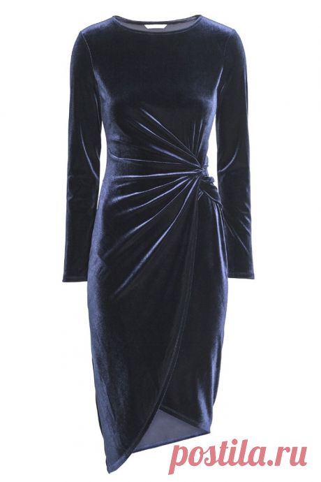 МОДЕЛИРОВАНИЕ бархатного платья
Сложность, на мой взгляд, не столько в моделировании, сколько в решении и последующей сборке узла. Я не стала собирать верхнюю часть узла в одну точку, немного приподняла его над линией талии. Если у вас есть другое решение - пишите в комментариях - обсудим. Макет, конечно, ведет себя совершенно не как бархат, но решение узла, думаю, видно.
Основу, конечно, лучше взять с минимальными прибавками.

Успехов в творчестве и шитье!

Автор  Татьяна Коздова