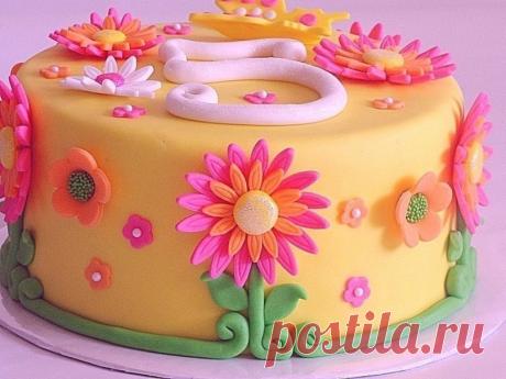 САХАРНАЯ КУЛИНАРНАЯ МАСТИКА ДЛЯ ЦВЕТОВ И ДРУГИХ УКРАШЕНИЙ ИНГРЕДИЕНТЫ: ✔ 250 г сахарной пудры, ✔ 2 ч.л. желатина в порошке, ✔ 6 ч.л. воды, ✔ 1ч.л. глюкозы. ПРИГОТОВЛЕНИЕ: Просейте сахарную пудру. Высыпьте ее в миску. Возьмите другую миску (маленькую) и поместите в неё желатин. Сбрызните его водой, пусть набухает 2-3 минуты. Потом поставьте миску с желатином на водяную баню и растворите его, осторожно помешивая. Сразу после растворения желатина влейте глюкозу. Получившаяся жидкость должна быть…