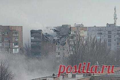 Украинский снаряд разрушил несколько квартир жилого дома в Донецке. Мэр Донецка Алексей Кулемзин сообщил о прямом попадании украинского снаряда в девятый этаж многоквартирного дома в ходе ночного обстрела города. Снаряд, выпущенный украинскими военными, частично разрушил многоэтажный жилой дом по адресу ул. Пинтера, 8, (мкр-н Текстильщик).