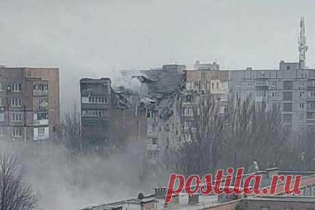 Украинский снаряд разрушил несколько квартир жилого дома в Донецке. Мэр Донецка Алексей Кулемзин сообщил о прямом попадании украинского снаряда в девятый этаж многоквартирного дома в ходе ночного обстрела города. Снаряд, выпущенный украинскими военными, частично разрушил многоэтажный жилой дом по адресу ул. Пинтера, 8, (мкр-н Текстильщик).