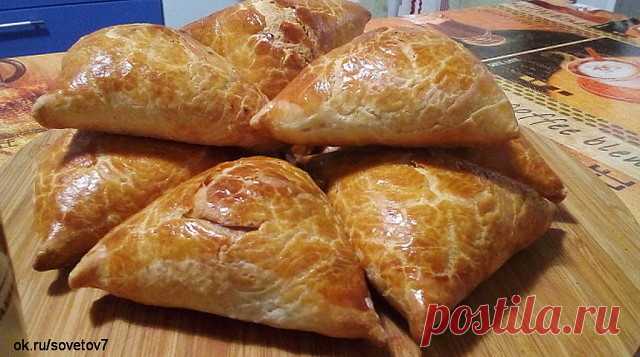 Вкуснейшая домашняя самса. Неповторимый восточный вкус и аромат

Ингредиенты: 
Мука 4 ст. 
Маргарин 150 гр. 
1+1 яйцо 
1 ст. сметаны 
Сода, гашеная уксусом, 0,5 ч. ложки 
Мясной фарш баранина, при отсутствии таковой - свинина+говядина 500 гр. 
Лук репчатый 3 шт. 
Соль, перец 
Зелень 

Приготовление: 
Приготовить фарш, мясо брать пожирнее и лука побольше. В фарш нарезать зелень положить душистый перец, соль, всё перемешать до однородной массы. 
Тесто. Согретый при комнатной...