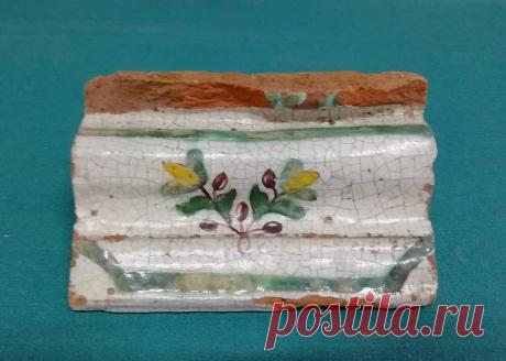 Юлия Петрова в Instagram: «Расписной полихромный карнизный изразечик 2-й пол. XVIII в. Вяземский историко-краеведческий музей #изразцы #изразец #керамика #ceramic…» 15 отметок «Нравится», 4 комментариев — Юлия Петрова (@ceramic_izrazec) в Instagram: «Расписной полихромный карнизный изразечик 2-й пол. XVIII в. Вяземский историко-краеведческий музей…»