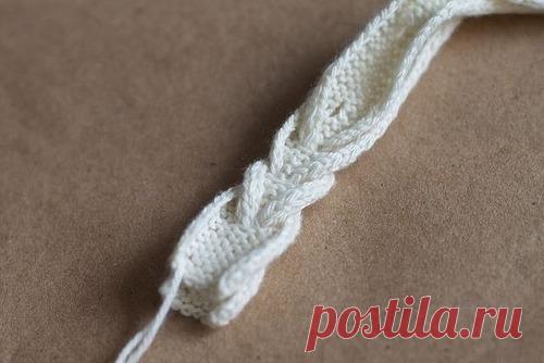 Вязанное ожерелье “Косичка”. Красиво, правда?