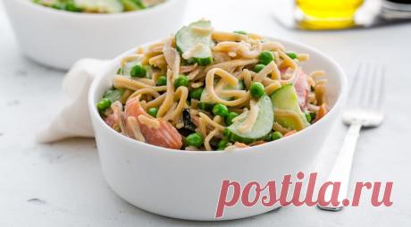 Салат из бобовой лапши с копченым лососем, горошком, сливочным сыром, огурцом и мятой, пошаговый рецепт с фото