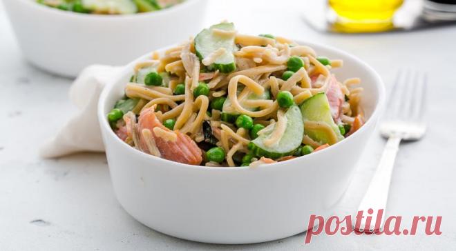 Салат из бобовой лапши с копченым лососем, горошком, сливочным сыром, огурцом и мятой, пошаговый рецепт с фото