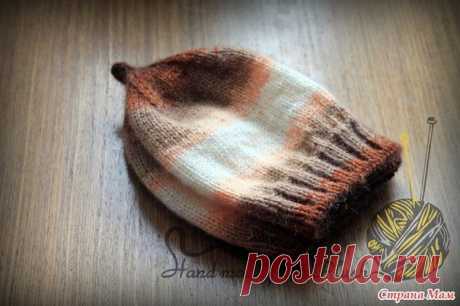 Почти классический берет Nutlet (Орешек) с описанием

Пряжа ANGORA GOLD BATIK 10% мохер 10% шерсть 80% акрил, 550 м, 100 гр., цвет 2626 в 2 нити, с подгонкой секций, спицы №2 на резинку, №2,5 на основное полотно, размер 56-60
Описание:
1. Любым способом набрать на круговые спицы №2 40 см 128 петель. У меня итальянский набор петель.
2. Вязать резинкой 2 на 2 (*2 лиц., 2 изнаноч.*) 4 см.
3. Далее провязываем 1 круговой ряд лицевыми петлями.
4. Теперь выполняем прибавки. Нам ...