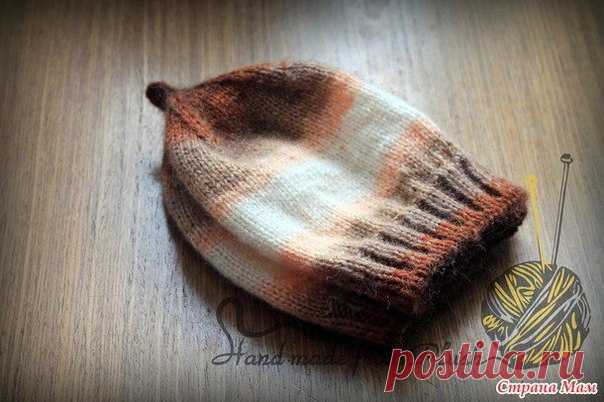 Почти классический берет Nutlet (Орешек) с описанием

Пряжа ANGORA GOLD BATIK 10% мохер 10% шерсть 80% акрил, 550 м, 100 гр., цвет 2626 в 2 нити, с подгонкой секций, спицы №2 на резинку, №2,5 на основное полотно, размер 56-60
Описание:
1. Любым способом набрать на круговые спицы №2 40 см 128 петель. У меня итальянский набор петель.
2. Вязать резинкой 2 на 2 (*2 лиц., 2 изнаноч.*) 4 см.
3. Далее провязываем 1 круговой ряд лицевыми петлями.
4. Теперь выполняем прибавки. Нам ...