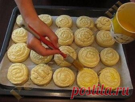 Творожные завитушки в сметанной заливке
======================================
Сказать что это вкусно — это ничего не сказать — это просто фантастически, нереально вкуcно!!!

В этом рецепте творожные завитушки сразу же после выпечки заливают сметанной заливкой, плотно укупоривают и в таком виде оставляют до полного остывания. В результате завитушки получаются такими волшебно мягкими, пропитанными сметанкой (не прочтите мокрыми, вовсе нет!), а в доме стоит такой умопомрачит...