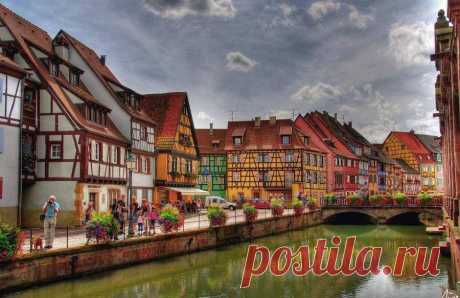 ольмар — один из самых красивых городков Эльзаса. Старинные улочки и мостовые, домики в стиле фахверк, древние каменные здания — все это создает неизгладимое впечатление. Кроме этого, Кольмар —столица эльзасских вин, недаром именно отсюда берет свое начало Route du Vin — Винная дорога.