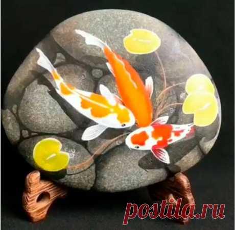 Рисунки на камнях "Рыбки" Привозили ли вы камни с отпуска? Часто люди, освободившиеся на время отпуска от ежедневных забот-хлопот видят в камнях их красоту, появляется желание