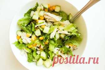 Салат из курицы с огурцом и кукурузой

На 4 порции вам потребуется:
-2 куриных филе, около 250 г каждое
-1 средний огурец
-150 г консервированной сладкой кукурузы
-1 кочан листового салата
-соль и перец по вкусу

Для заправки:
-1 маленькая красная луковица
-4-5 веточек укропа
-6 ст.л. натурального йогурта или сметаны 10%
-соль по вкусу

Приготовление:

Готовим заправку. Мелко рубим лук и укроп. Кладем в плошку, добавляем йогурт или сметану, солим по вкусу и перемешиваем. 
...