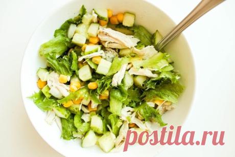 Салат из курицы с огурцом и кукурузой

На 4 порции вам потребуется:
-2 куриных филе, около 250 г каждое
-1 средний огурец
-150 г консервированной сладкой кукурузы
-1 кочан листового салата
-соль и перец по вкусу

Для заправки:
-1 маленькая красная луковица
-4-5 веточек укропа
-6 ст.л. натурального йогурта или сметаны 10%
-соль по вкусу

Приготовление:

Готовим заправку. Мелко рубим лук и укроп. Кладем в плошку, добавляем йогурт или сметану, солим по вкусу и перемешиваем. 
...