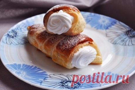 Слоёные трубочки с белковым кремом
Ингредиенты:
Для трубочек:
Тесто слоеное покупное - 1 кг
Для белкового заварного крема:
3 яичных белка (хорошо охлажденных)
1 гранёный стакан сахара.
1/3 ч. ложка лимонной кислоты
Приготовление:
Тесто слоеное покупное раскатываем и нарезаем полосками. Конус сделанный их фольги обвертываем полоской теста. Выпекаем в разогретой духовки до 180 градусов.
Сахар всыпаем в кастрюльку, доливаем треть стакана воды и ставим на большой огонь.
На сиропе сначала появля