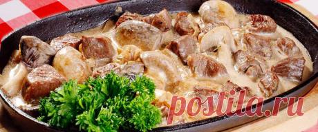 Фрикасе из свинины с грибами • Рецепт Приготовьте нежное и вкусное фрикасе из свинины с грибами под соусом в сковороде.