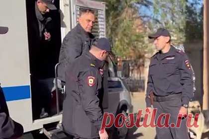 Задержанным за нападение на инкассаторов в Орске предъявили обвинения. Задержанным по уголовному делу о нападении на работников службы инкассации в Оренбургской области предъявлили обвинения. Расследование нападения в городе Орске продолжается. В рамках уголовного дела задержаны трое человек, каждому из них предъявлены обвинения в совершении преступлений.