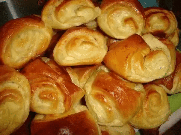 Простые булочки с творогом
Настолько простых и вкусных булочек с творогом вы точно никогда еще не готовили. Маленькие рулетики так и просятся, чтобы их съели. А какие они ароматные, словами не передать!
Ингредиенты:
200 г маргарина для выпечки
3 ст. муки
1/2 ч. л. разрыхлителя для теста
1 ст. кефира
500 г творога
1/2-1 ст. сахара
1 ч. л. ванилина
1 яйцо
Способ приготовления:
Разрежьте маргарин ножом. Просейте муку с разрхылителем, добавьте к маргарину, перемешайте. Влейте кефир, осторожно с