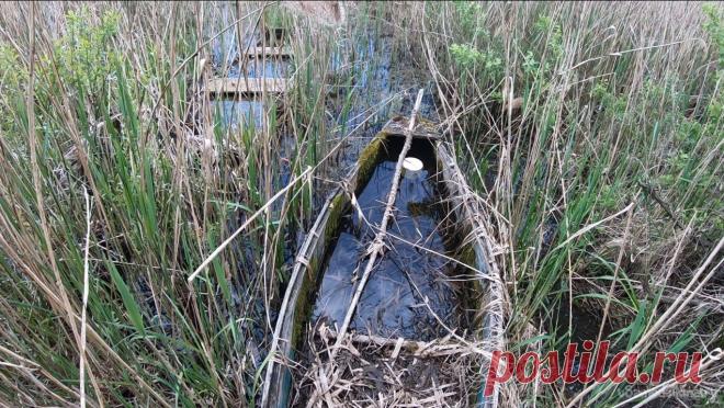 Оживление заброшенной деревянной лодки для рыбалки Всем привет, решил я начать охоту на щуку в местном водоеме, которая уже длительное время там все истребляет и не дает размножаться рыбе. Щука там заселилась после того как был прорыв дамбы и сходила вода с озера. С того времени прошло уже лет 8 и уже тогда там ловились щурята, так что сейчас за 8