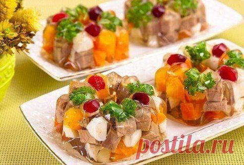 Заливное мясо

Ингредиенты:

- 300 г говядины (вырезки)
- 20 г желатина
- 200 г моркови
- 100 г лука
- 2 яйца (вареных)
- лавровый лист
- перец горошек
- соль
- зелень
- клюква для украшения