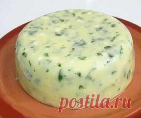 Домашний сыр за 3 часа
Невероятно вкусный сыр, который содержит только натуральные продукты и
ничего лишнего.Сыры которые мы покупаем в магазине, не понятно из чего сделаны.
А ведь в сыр продукт полезный с большим содержанием кальция. Да и какой
ребёнок не любит вермишель с сыром!В этом сыре все продукты натуральные,
ничего лишнего, поэтому вы точно уверены, что вашему чаду этот сыр будет
полезен.
Ингредиенты
-1 литр молока
-1 ст.л.соли
-200-300 г. сметаны
-3 яйца
Приготовление
Молоко с