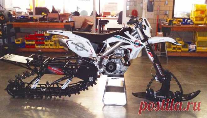Мотоцикл-вездеход Christini AWD II, для которого и зима не преграда | Чёрт побери Новый сноубайк для любителей погорячее. Зима – не лучшее время для такого вида транспорта, как мотоцикл. От снега, льда и сильного ветра порой не защищает даже тёплая одежда и мотоциклетные шлемы, на и безопасность стремится к нулю – уж очень неуверенно чувствует себя байк на зимней дороге. Группа дизайнеров попыталась сделать мотоцикл настоящим зимним транспортом и пересадила его с колес на ...