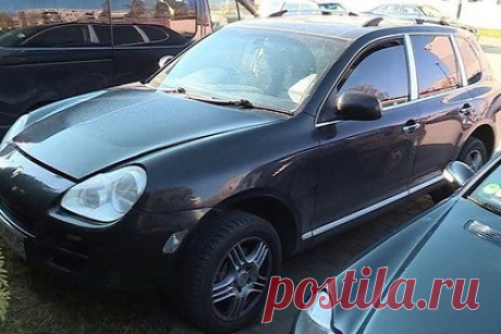 Украинца задержали при попытке ввезти в Польшу 11 мигрантов на Porsche Cayenne. Польская полиция задержала гражданина Украины, который Porsche Cayenne на ввез в страну 11 нелегальных мигрантов из Ирака. По словам правоохранителей, задержанный не имел водительских прав. Украинец заявил, что одолжил автомобиль у друга. Машину отправили на штрафстоянку, а мужчине предъявален ряд обвинений.