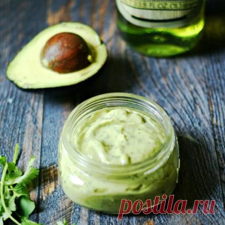ТОП-5 САМЫХ ВКУСНЫХ СЫРОЕДЧЕСКИХ СОУСОВ
Привет, ребята, я уже не раз упоминала, что сыроедческие соусы стали просто находкой для меня, чтобы разнообразить свои овощные блюда. Вот лучшие соусы на мой вкус:

1. Домашний майонез

Ингредиенты:

Необжаренный кешью – 300 гр;
сухая горчица – 1 ч. л.;
ламинария вместо соли – по вкусу;
сок лимона.
вода примерно полстакана

Приготовление:
Всё это тщательно взбиваете в блендере до густой однородной массы. Пробуете по ходу, можно доба...