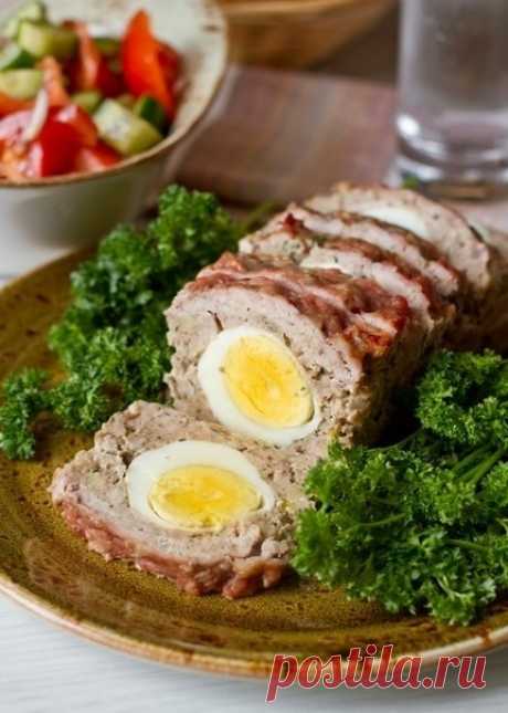 Как приготовить мясной рулет с вареными яйцами - рецепт, ингридиенты и фотографии
