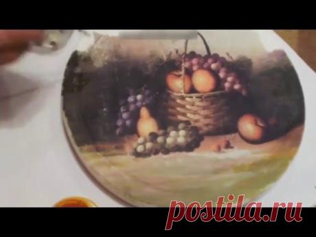 Декорируем поднос в технике декупаж и инкрустируем его веткой винограда.