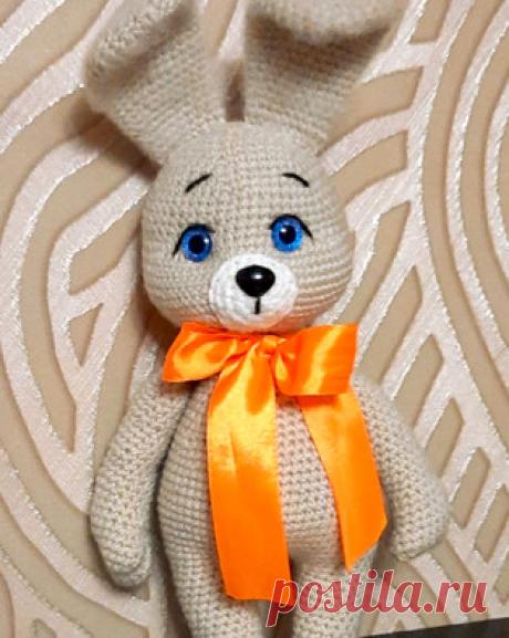 Зайка с бантиком амигуруми. Схемы и описания для вязания игрушек крючком! Бесплатный мастер-класс от Натальи Ходуновой по вязанию зайки с бантиком. Высота вязаной крючком игрушки примерно 24 см без учёта ушек и около 30 см в…
