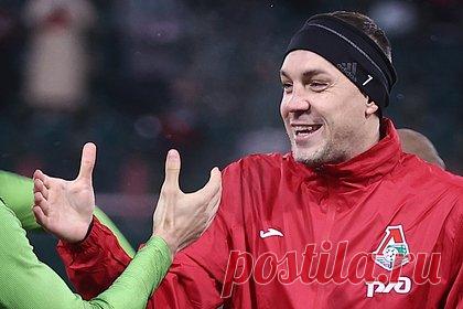 «Локомотив» отреагировал на спетую Дзюбой песню о «Зените». Московский «Локомотив» отреагировал на поступок российского форварда команды Артема Дзюбы, который спел песню группы «Ленинград» о петербургском «Зените». Пресс-служба клуба опубликовала картинку с отсылкой к караоке и подписью: «Баллы — 0. Старайтесь лучше подбирать песни».