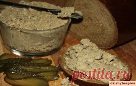 Вкуснее колбасы!  Куриный паштет.
Готовится из куриного филе, причем всего 30 минут: а результат просто поражает! Паштет станет мега-хитом в вашей семье! 
Колбасу больше не покупаем))) 
Просто попробуйте и вы сами всё поймёте. 
Состав продуктов:
филе куриное – 400 грамм, 
70 миллилитров бульона (в котором варили мясо); 
морковь – 200 грамм, 
репчатый лук – 2 штуки, 
масло сливочное – 70 грамм, 
чеснок – 2 зубчика, 
лавровый лист – 1 штука, 
перец душистый – 2 штуки, 
перец черный молотый, соль