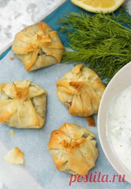 Неделя вкусной и быстрой выпечки. Воскресенье 
Слойки с лососем

Вам понадобится:
Слоеное тесто — 400 г
Сыр твердый — 200 г
Яйцо — 1 шт.
Соль, перец — по вкусу
Филе лосося — 170 г
Укроп нарубленный — 1/2 чашки

1. Поставьте духовку разогреваться …