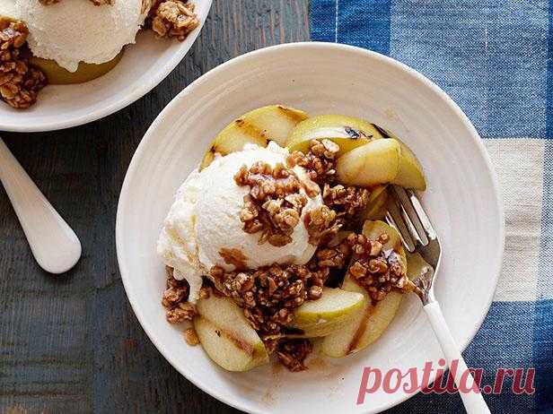 Яблочный крамбл с ванильным мороженым