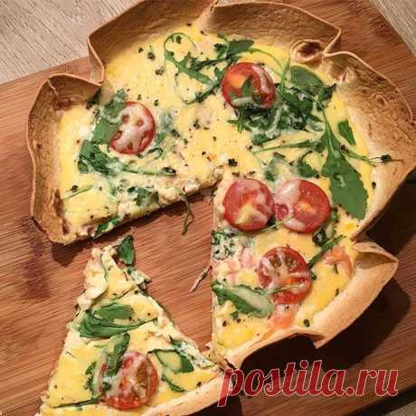 Очень лёгкий и вкусный пп-киш 🥧😉
Ингредиенты за одну порцию: 
Тортилья: 1 шт
* Копчённый лосось: 15-20 гр
* Помидоры Черри
* Яйцо: 2 шт.
* Молоко: 1 ст.л.
* Руккола * Сыр: 1 ч.л.
* Соль/перец 
Тортилью уложить в форму и на неё положить маленькие куски рыбы, помидоры и рукколу. Зашить с сбитым яйцом с молоком, посолить и поперчить по вкусу. Под конец посыпать тёртым сыром. Выпекать 20 мин в разогретой духовке (180 градуса) 
Приятного аппетита 😋