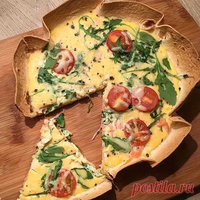 Очень лёгкий и вкусный пп-киш 🥧😉
Ингредиенты за одну порцию: 
Тортилья: 1 шт
* Копчённый лосось: 15-20 гр
* Помидоры Черри
* Яйцо: 2 шт.
* Молоко: 1 ст.л.
* Руккола * Сыр: 1 ч.л.
* Соль/перец 
Тортилью уложить в форму и на неё положить маленькие куски рыбы, помидоры и рукколу. Зашить с сбитым яйцом с молоком, посолить и поперчить по вкусу. Под конец посыпать тёртым сыром. Выпекать 20 мин в разогретой духовке (180 градуса) 
Приятного аппетита 😋