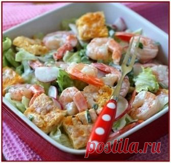 Салат с омлетом и креветками