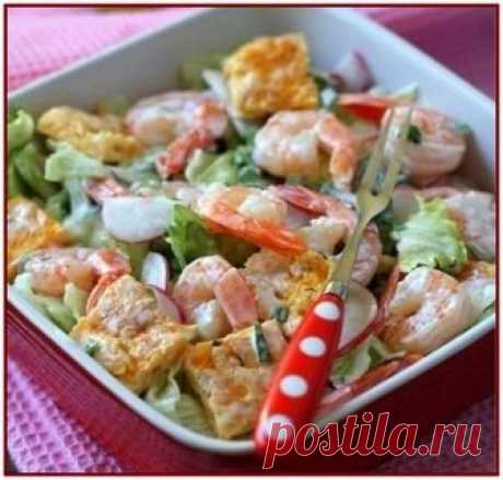 Салат с омлетом и креветками