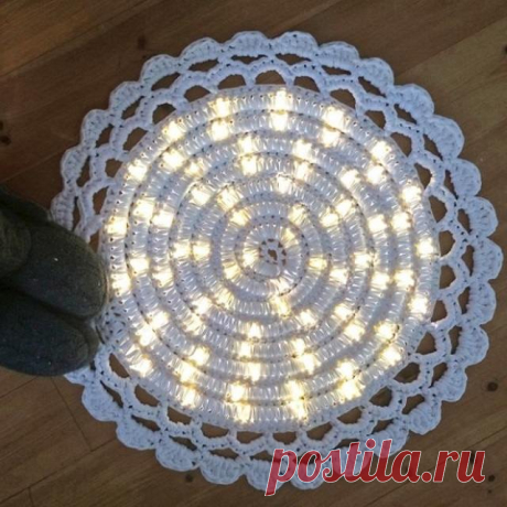 женщина обвязала крючком светодиодный шнур. Результат сказочный!
