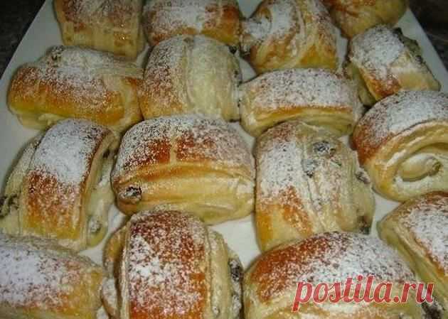 Слоечки с творогом и изюмом: сказочная выпечка к воскресному чаю
Этот рецепт для тех кто любит домашнюю выпечку и ценит свое время. Готовятся быстро, получается вкусно. Самые лучшие слоечки к семейному чаепитию!