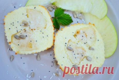 Ну вот, вроде подружилась с духовкой на даче И сегодня несу вам рецептик вкусного творожного пудинга. Дети, не моргнув и глазом, умяли свои порции, даже не смотря на свою неприязнь к творогу. У этого десерта один минус- он моментально съедается;-) 
Взбиваем 360 грамм творога(2 упаковки, у меня 5%) с 2 яйцами. Добавляем 2-4ст.л. сахара-сладкоежкам лучше 4.Туда же 150 мл сливок 20% и 3 ст.л. манной крупы и щепотку соли. Взбиваем блендером до однородности. Форму или формочки ...