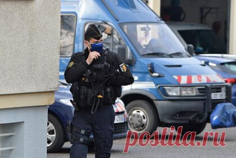 Во Франции мигрант-поджигатель убил священника. Во Франции беженец руандийского происхождения убил католического священника. Подозреваемый сам обратился в полицию города Мортань-сюр-Севр и сознался в убийстве священнослужителя. Мигрант ранее находился под судебным надзором. Предполагается, что в июле 2020 года он участвовал в поджоге Нантского собора.