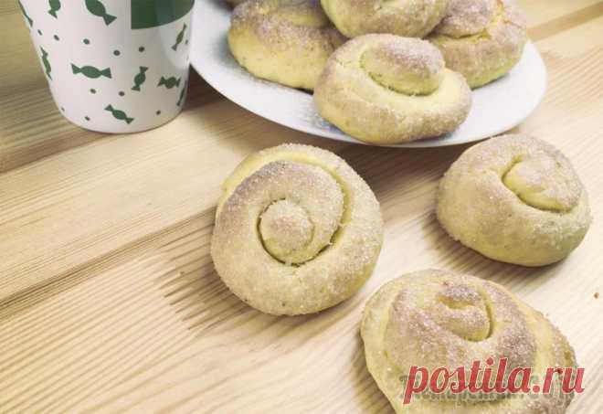 Домашнее печенье на кефире «Сахарные колечки» Простое и вкусное домашнее печенье на кефире и растительном масле, получается мягким и нежным, по вкусу напоминает песочное. Готовится очень легко и быстро.Ингредиенты:8 желтков200 г сахара1 ч.л. вани...