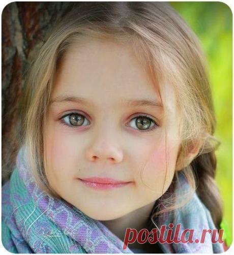 Мамочка, не плачь, моя родная, что на мне штанишки – не новьё.
Я тебя люблю и понимаю, что нехватка денег на жильё…
Что нужны сандалики для брата, у него невесты есть уже.
Мама, мне не нужно сладкой ваты. Главное – покой в твоей душе.
Ты – моя подружка и опора. Мне бы слёз твоих не замечать.
Не идёшь ты всё на уговоры. Надо срочно мультики включать.
Ну, давай с тобой я поиграю, почитаю сказочку, спою.
Если будешь плакать – наругаю и компотик вкусный не налью.
Хорошо, что м...