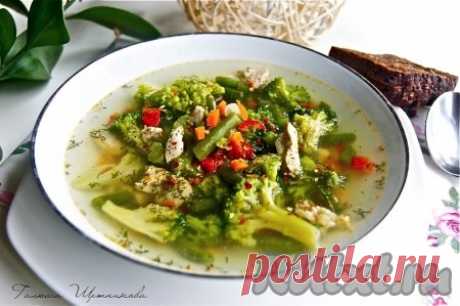 Суп с брокколи и стручковой фасолью - рецепт с фото Предлагаю приготовить диетический, вкусный суп с брокколи и стручковой фасолью. Уверена, это блюдо особенно понравится тем, кто следит за своей фигурой. Удачен и способ приготовления, ведь зажарка делается в самом начале в той же кастрюле, в которой будет вариться суп. Порадуйте близких этим ...