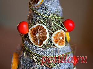 Я ее слепила из того, что было: новогодняя елка своими руками за 1 час Так как мой магазинчик называется «Гнездовье», в гармонии с природой попробуем сделать праздничную новогоднюю елочку с настроением, используя, по возможности, природные материалы. Вам могут помогать члены семьи и дети. Это создаст особое настроение накануне праздника. Так… Нам понадобится: газеты (я брала желтого цвета, но это не принципиально); сено (в зоомагазине можно купить дешевое сено…