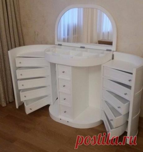 Дамский столик с кучей ящичков