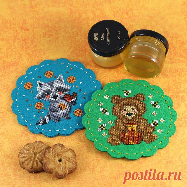 Конечно же, наш сластёна Мишка не один пополнит коллекцию фетровых подставок этой зимой! Енотик c печеньками также готовится к выпуску! 
На весенней Формуле Рукоделия в Москве они оба, конечно же, будут! 
Немного технической информации: 
Енотик - это набор