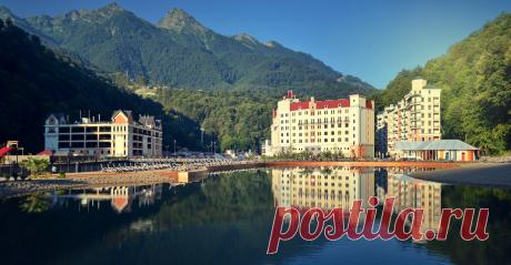 Пляж у курорта «Роза Хутор». Rosa Beach – это горное озеро, раздевалки и душевые, детский бассейн, лежаки с зонтиками.  / Лето на курорте «Роза Хутор»  |  Россия