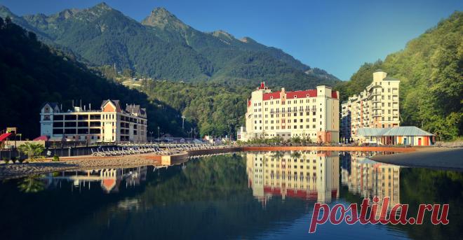 Пляж у курорта «Роза Хутор». Rosa Beach – это горное озеро, раздевалки и душевые, детский бассейн, лежаки с зонтиками.  / Лето на курорте «Роза Хутор»  |  Россия